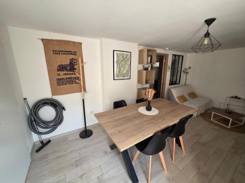 Una sala de estar con una mesa y sillas de madera. en La Longeret du Bouchet Mont Charvin, en Le Bouchet-Mont Charvin