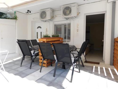 um grupo de cadeiras em um pátio em Corner Studios em Perea