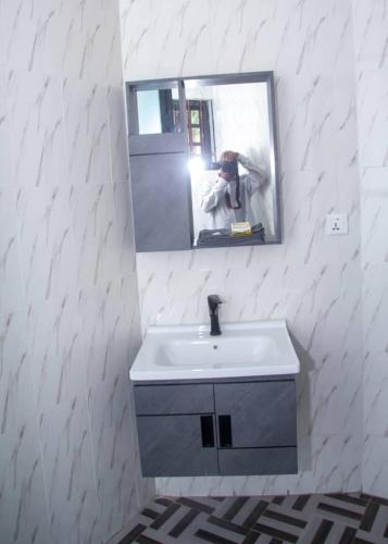 a person taking a picture of a bathroom sink at Britania Village in Amanokrom
