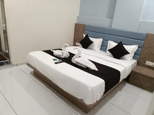 Een bed of bedden in een kamer bij hotel suncity