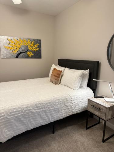 Ένα ή περισσότερα κρεβάτια σε δωμάτιο στο Lakeview 2 bed 2 bath condo