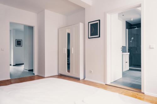 Habitación vacía con paredes blancas y espejos en Moderne 2 Zimmer Wohnung im Herzen von Karlsruhe 64m2 2 OG, en Karlsruhe