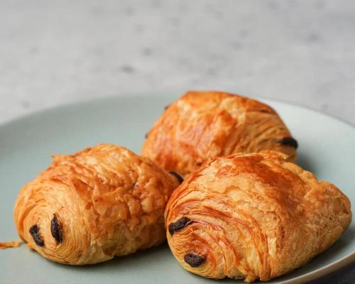 três croissants em um prato sobre uma mesa em Al Civico 73 em Carpi