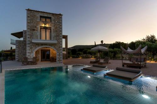 Bazén v ubytování Liokrina suites nebo v jeho okolí