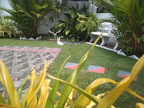 a garden with a picnic table and grass at Bell 412 in Weligama