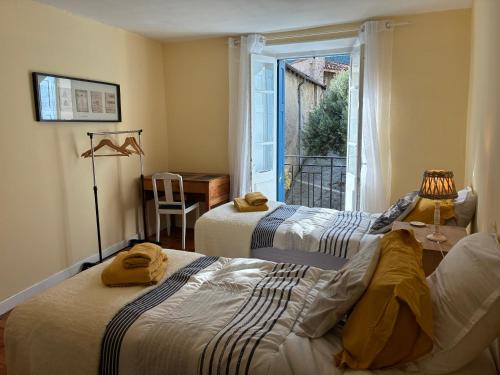 Postel nebo postele na pokoji v ubytování Spacious Village House in Ginoles with Garden