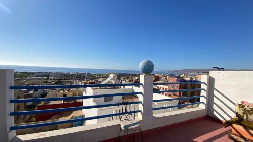 un balcón con vista al mar en Gypsy Surf Maroc Hostel, en Tamraght Ouzdar