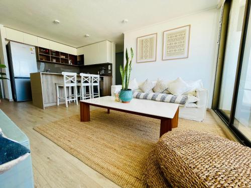 Khu vực ghế ngồi tại Cozy and New! Walk to the beach