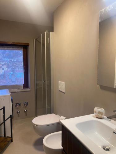 Et badeværelse på Appartamento Casa Latemar