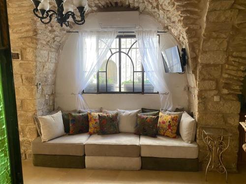 Χώρος καθιστικού στο LEAH- botanical villa