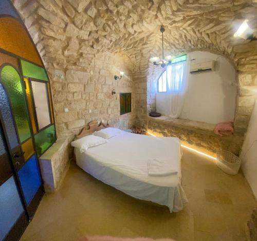 Ένα ή περισσότερα κρεβάτια σε δωμάτιο στο LEAH- botanical villa