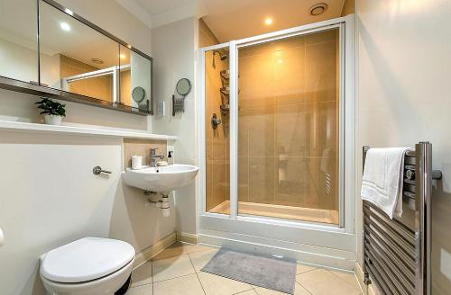 a bathroom with a shower and a toilet and a sink at City Centre 2BR2BA Balcony Apt@The CubeMailbox in Birmingham