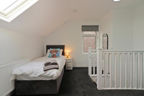 Ένα ή περισσότερα κρεβάτια σε δωμάτιο στο Chesterfield 2 Bed Apt - Sleeps 5 - Ideal for Workers - Hosted by StayHostSave