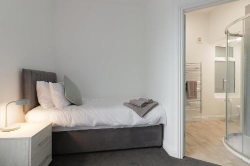 Ένα μπάνιο στο Chesterfield 2 Bed Apt - Sleeps 5 - Ideal for Workers - Hosted by StayHostSave