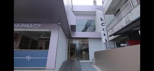 Un edificio con un cartel que dice farmacia. en AZURE stay happy, en Pudunagaram