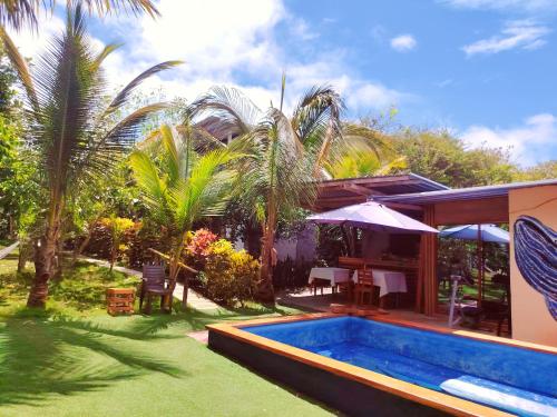 a backyard with a swimming pool and a house at Homestay Natural Paradise habitación 1 in San Cristobal