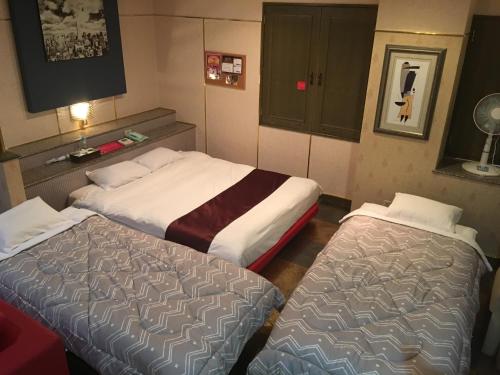 2 Betten in einem Hotelzimmer mit 2 Betten in der Unterkunft Hotel Fantacy (Adult Only) in Hamamatsu