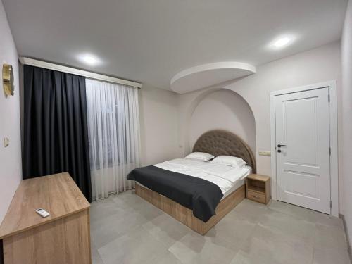 Harutyunyants Hall في إيجيفان: غرفة نوم صغيرة بها سرير ونافذة