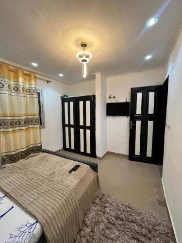 una camera da letto con un letto grande in una stanza di Studio Meublé Bonamoussadi 4è a Bonamoussadi