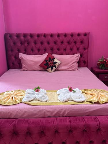 Una cama o camas en una habitación de White Palace airport hotel