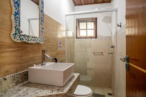 Ένα μπάνιο στο Charmosa casa com piscina em Búzios