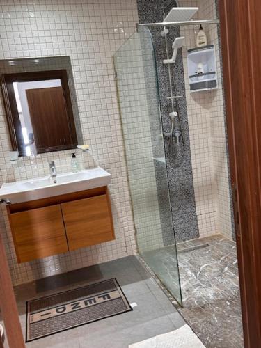 Koupelna v ubytování Modern Apt with sea view and10min to stadiums