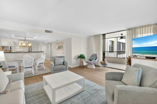 Khu vực ghế ngồi tại Luxury Beachfront Condo in Siesta Key