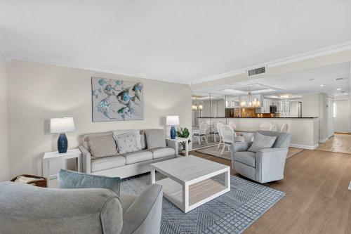 Khu vực ghế ngồi tại Luxury Beachfront Condo in Siesta Key