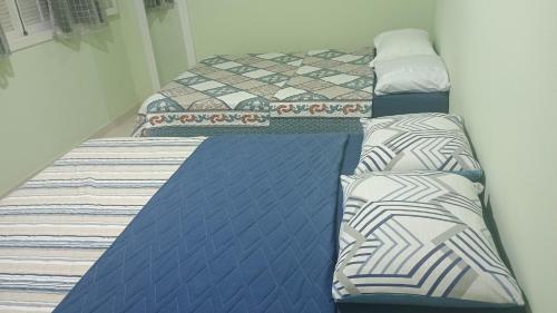 two beds sitting next to each other in a room at Apartamento para até 8 pessoas em Conservatória in Conservatória