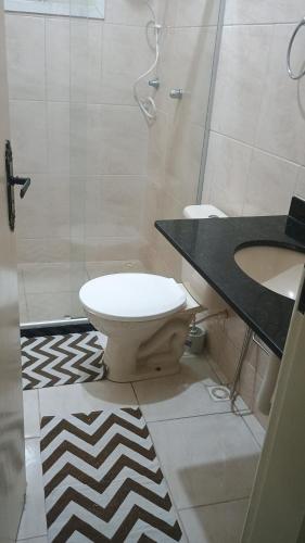 a bathroom with a toilet and a sink at Apartamento para até 8 pessoas em Conservatória in Conservatória