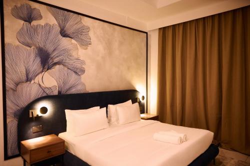 Un pat sau paturi într-o cameră la Azusa Hotel and Apartments