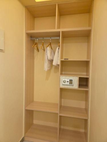 Royal Village في دانجيثي: خزانة ملابس مع ميكروويف صغير فيها