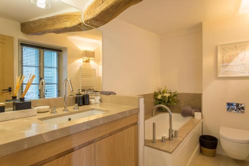 Mougins Luxury Retreats في موجان: حمام مع حوض ومرحاض