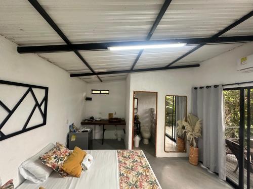 Una habitación con una cama y una mesa dentro. en Cabañas Flor Del Monte, en Sopetrán