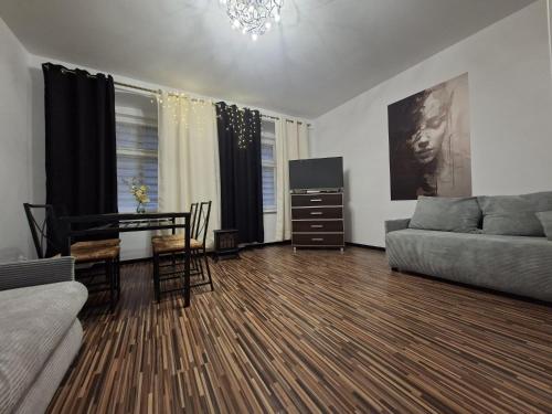 un soggiorno con un divano e un tavolo di Apartament Antracyt a Wałbrzych