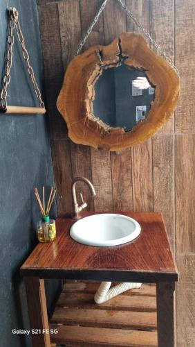 Casa de maria في بوا فيستا: حوض الحمام مع مرآة على طاولة خشبية