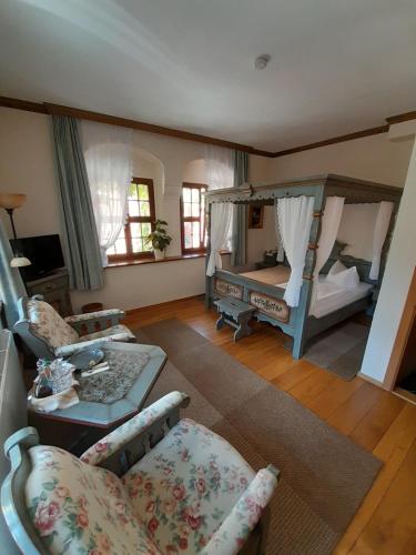 Postel nebo postele na pokoji v ubytování Schloss Schänke garni