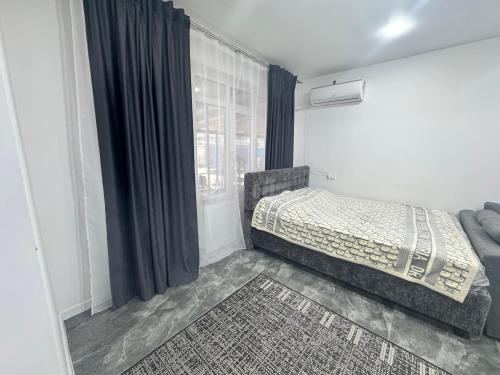 a bedroom with a bed and a window at Apartament ultra-central in Edineţ