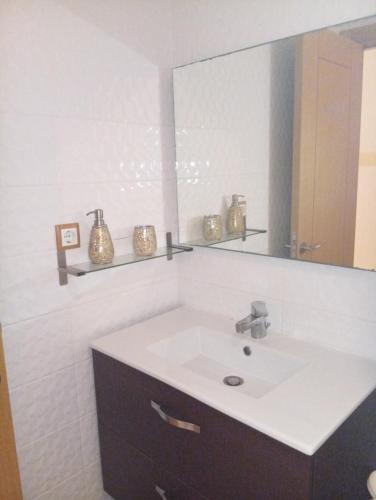 Appartement familial à 100 m de la mer في الحرحورة: حمام مزود بحوض ومِرآة