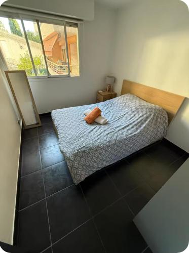 Ένα ή περισσότερα κρεβάτια σε δωμάτιο στο Soleil & serenité votre T2 au Cannet