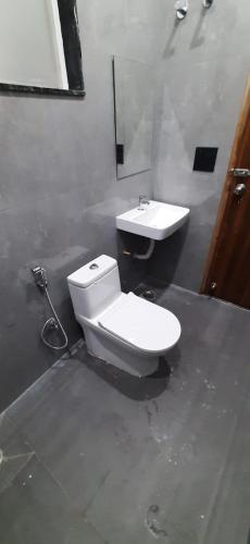 a bathroom with a toilet and a sink at Saran Homestay in Agra