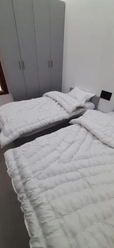 Saran Homestay في آغْرا: يتم اصطفاف سريرين في غرفة