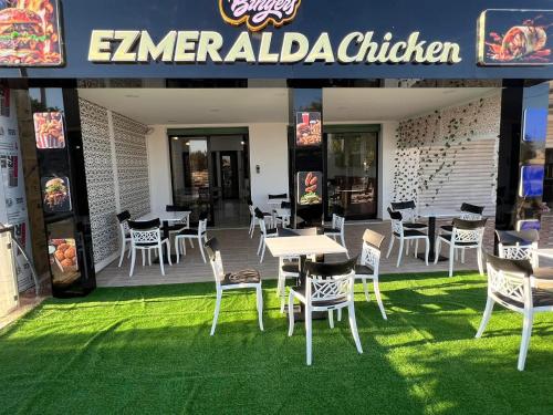 un restaurant avec des tables et des chaises sur la pelouse dans l'établissement Diar Amina, à Midoun