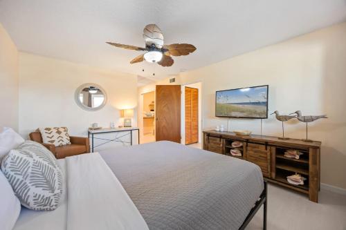 Una cama o camas en una habitación de Beach Townhome Steps from Downtown Cocoa Beach