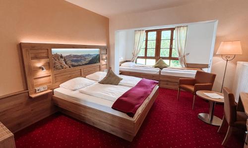 Una habitación de hotel con dos camas y una ventana. en Hotel Garni Pension zur Wacht, en Strobl