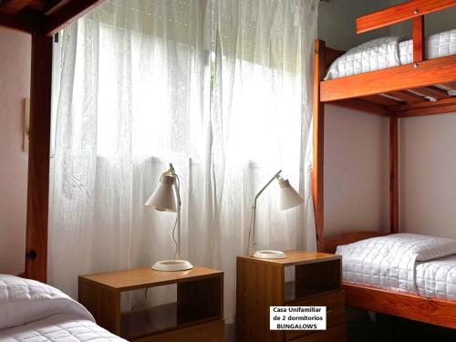 Un dormitorio con dos literas y una ventana. en Senda Marina Aparto Hotel, en Punta del Este