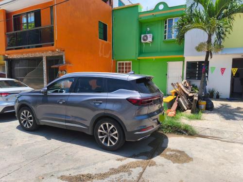 a silver suv parked in front of a building at Casa confortable cerca de FORUM in Coatzacoalcos