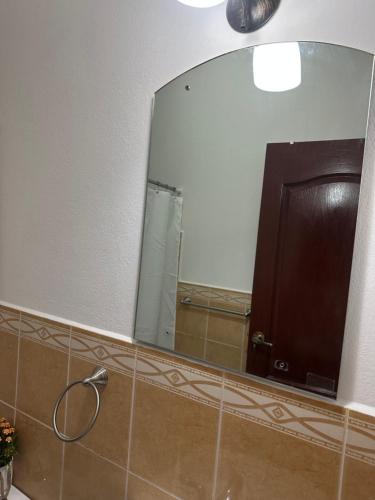 Habitación Doble Twin في ليون: مرآة على الحائط مع باب في الحمام