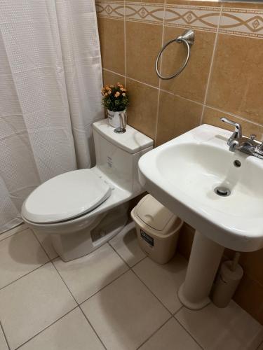 Habitación Doble Twin في ليون: حمام مع مرحاض ومغسلة