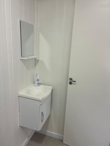 Фотография из галереи Container moderno 30 metros da praia Beto carrero в городе Навегантис